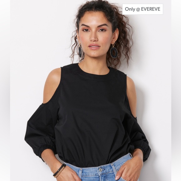 Evereve Tops - EVEREVE Rocco Open Shoulder Crew Neck Poplin Top in Black. Size XS.